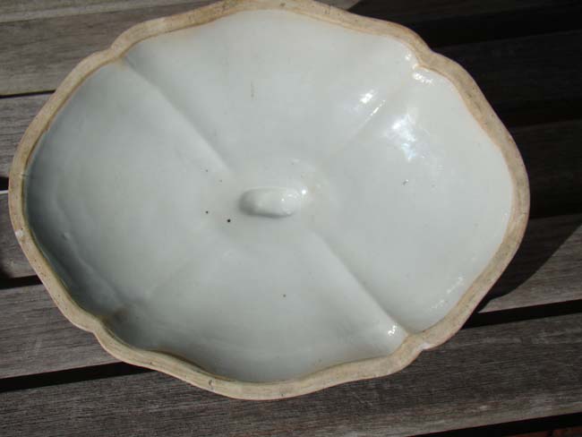 A rare Chinese Export Porcelain Covered Vegetable Dish in the Nanking style circa 1790-1810 — image 4